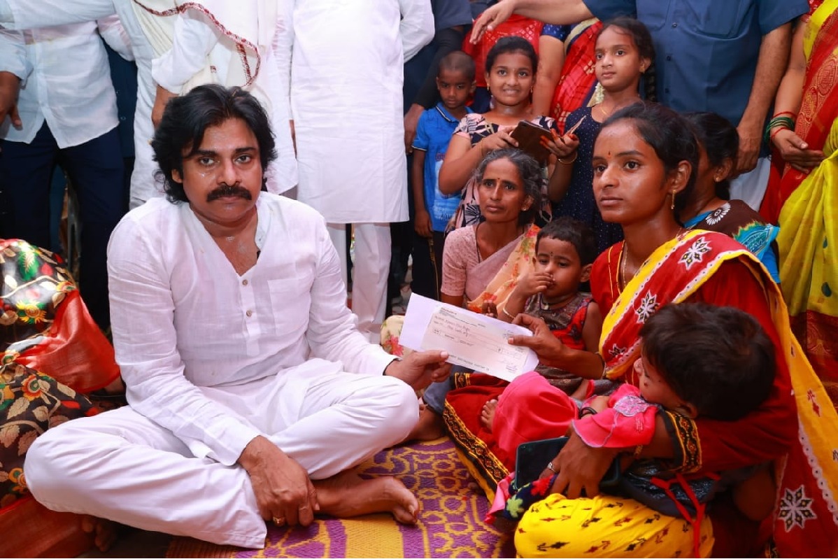 Eluru district: Pawan Kalyan hands over financial aid to kin of deceased tenant farmers