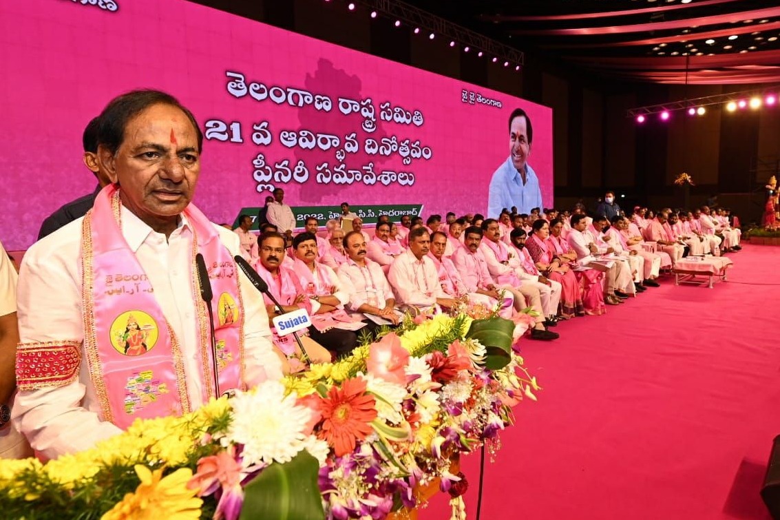 India needs alternative agenda not political front: KCR