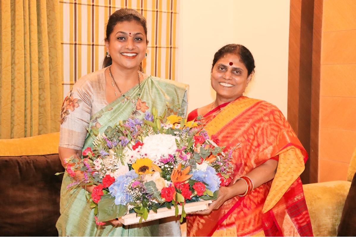 R.K. Roja meets Y.S. Vijayamma after becoming minister, seeks her blessings