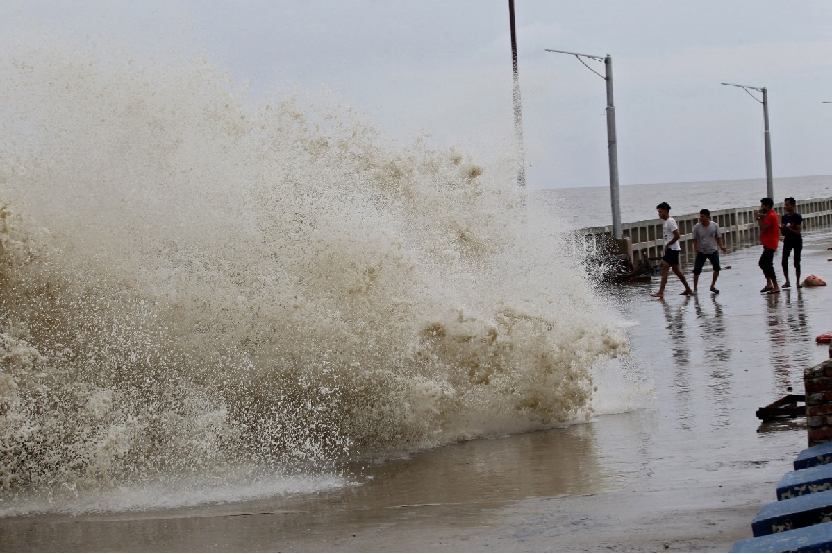 Cyclone threat looms large over Bangladesh coasts