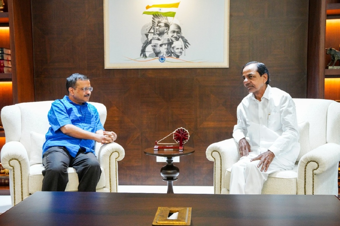 KCR, Kejriwal discuss national politics at luncheon meeting