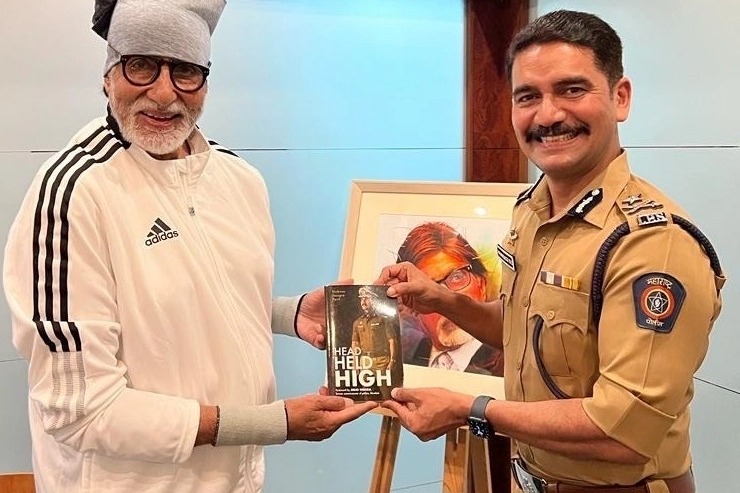 Big B unveils Mumbai Joint Commissioner book on 26/11 attacks