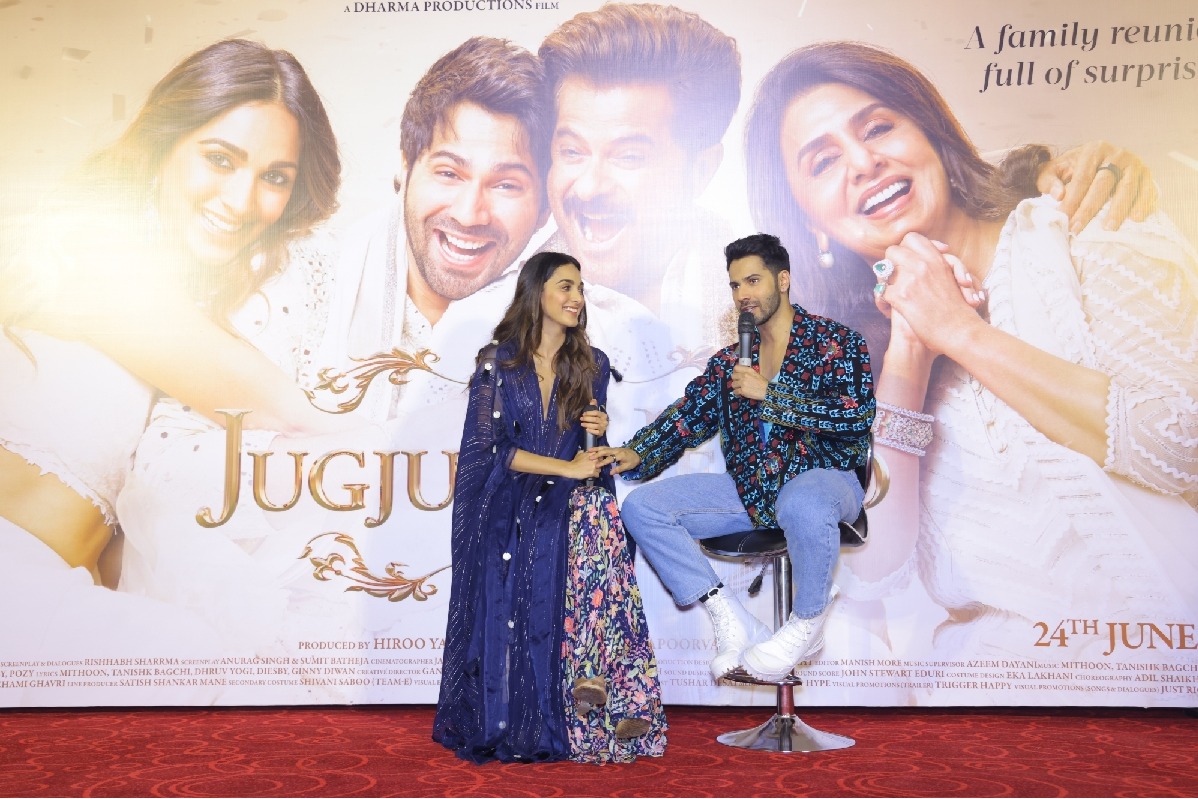 Varun Dhawan, Kiara Advani enthrall fans in Delhi with 'The Punjaabban' song-Watch video