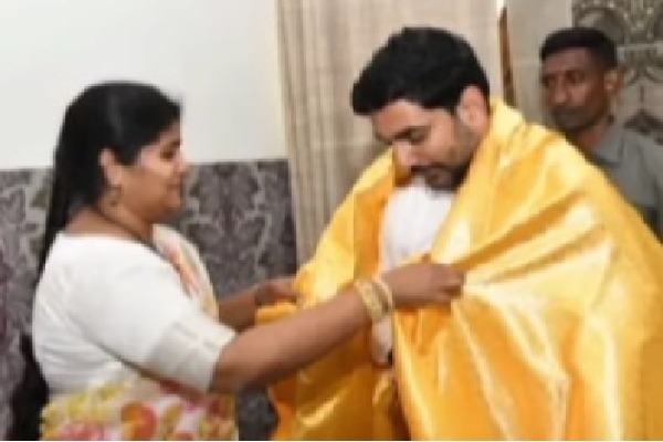 YSRCP MLA Anam’s daughter Kaivalya meets Nara Lokesh, seeks Atmakur by-poll ticket