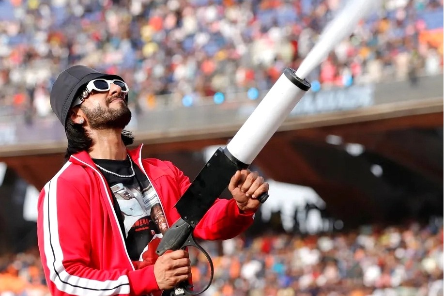 Ranveer Singh, Rehman enthrall spectators at IPL closing ceremony