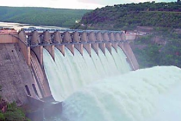 Fisherfolk of AP, Telangana pelt stones at each other over fishing at Nagarjunasagar