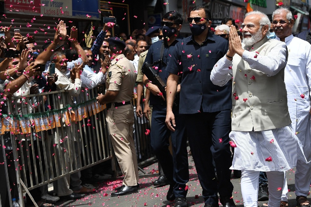 Modi breaks security protocol to accept mother's portrait in Shimla