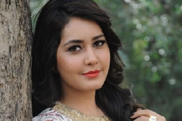 Raashi Khanna plays Dhanush's high school friend in 'Thiruchitrambalam'