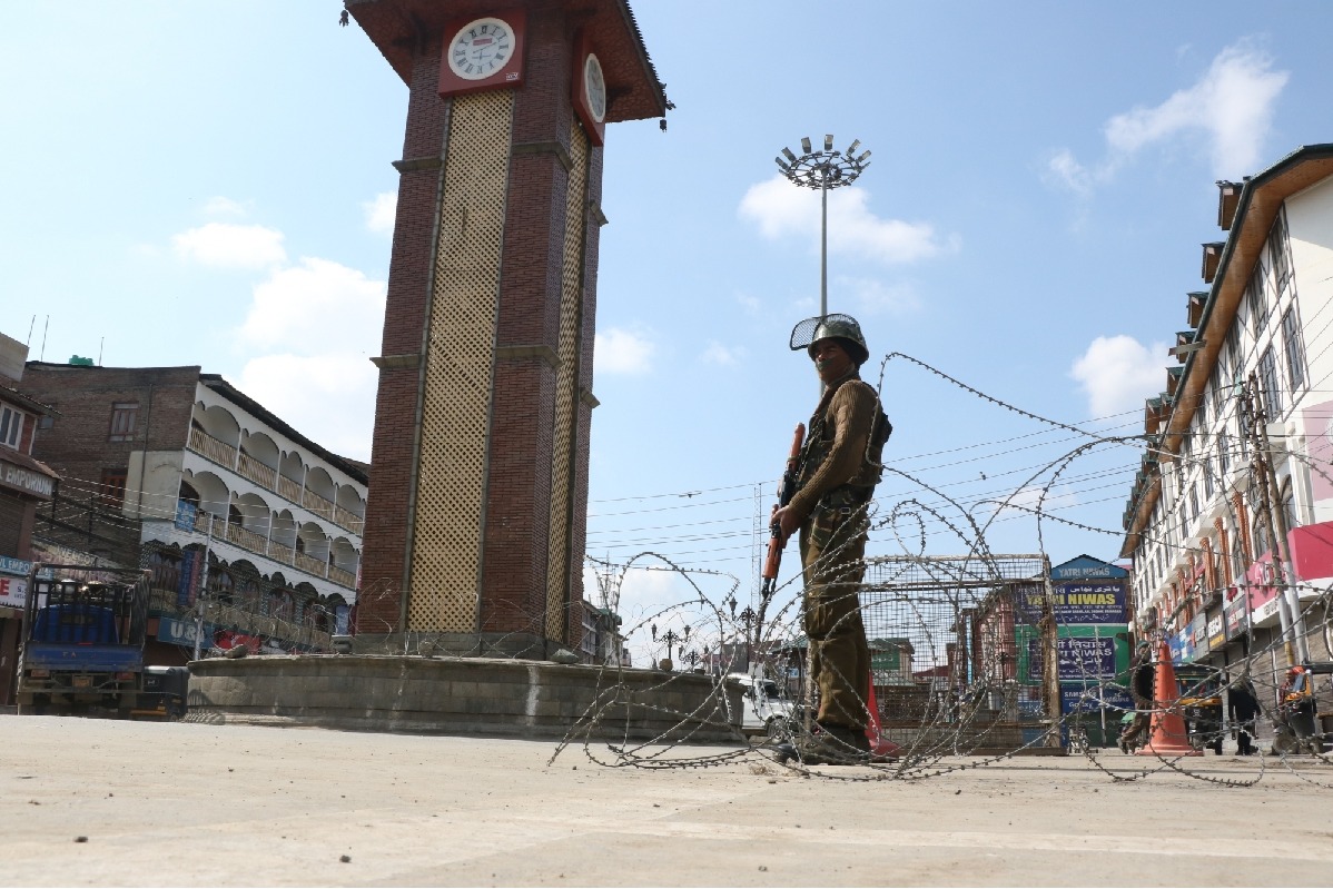 Shutdown in Srinagar, mobile internet suspended