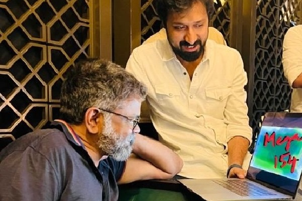 'Pushpa' director lands up on sets of megastar Chiranjeevi's latest movie