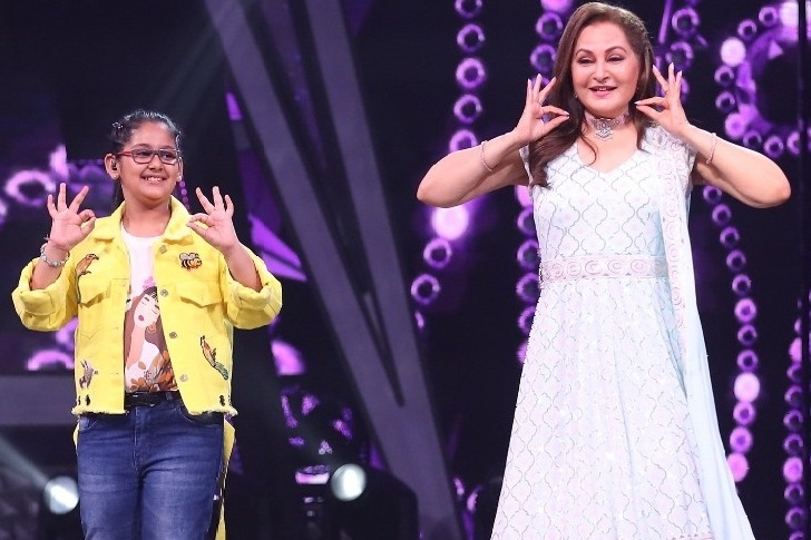 Jaya Prada teaches dance steps from song 'Mujhe Naulakha Mangade' to contestant Samaira