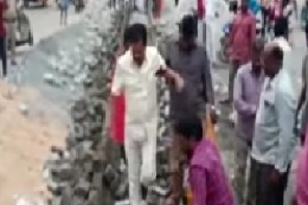 Nellore: TDP activists led by Kotamreddy demolishes divider at Narthaki centre