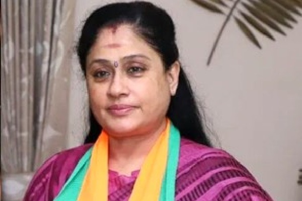 KCR family corrupt, CM ruling Telangana from farmhouse: Vijayashanti