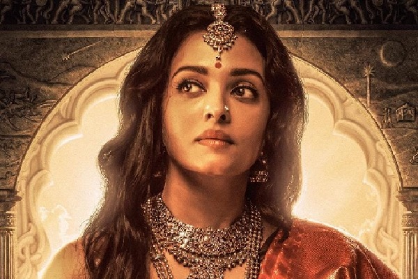 Aishwarya Rai's Queen Nandini look in Mani Ratnam's 'Ponniyin Selvan' released