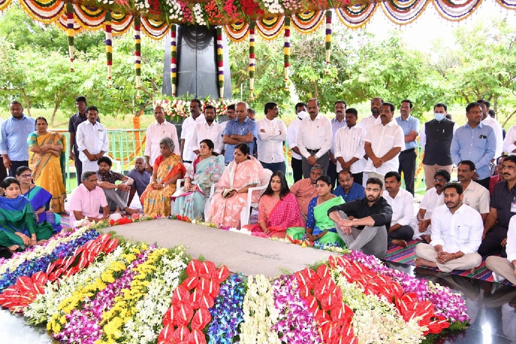 Jagan, Sharmila pay tributes to YSR on birth anniversary