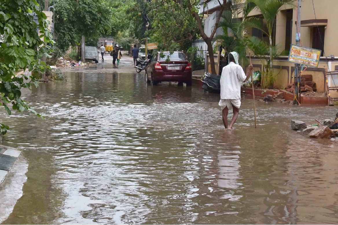 Heavy rains lash Telangana, red warning issued