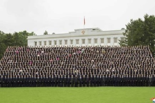 Kim Jong-un holds mass photo session with party officials amid Covid