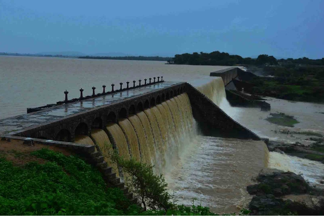 Godavari crosses second danger mark at Dowleswaram barrage