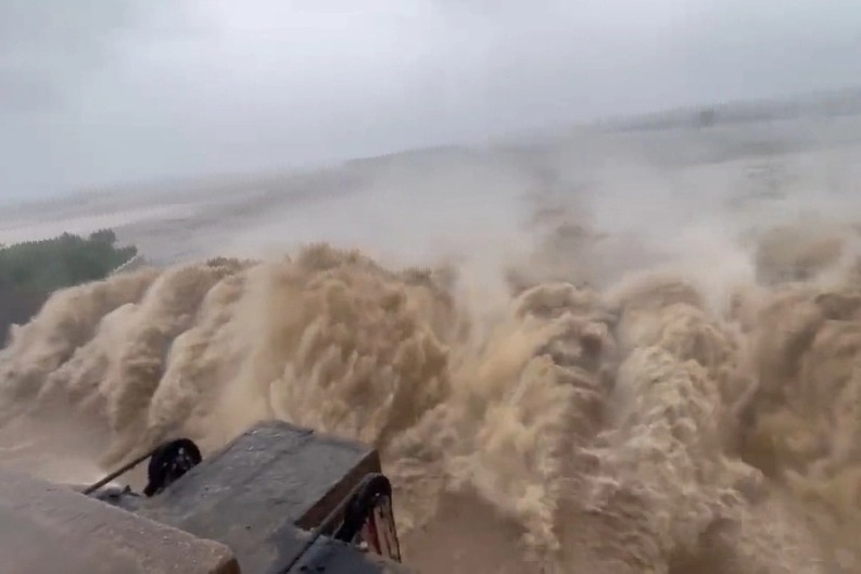 Bhadrachalam cut-off as bridge on flooded Godavari closed