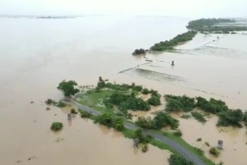 Tension during Telangana BJP MP's visit to flood-hit area