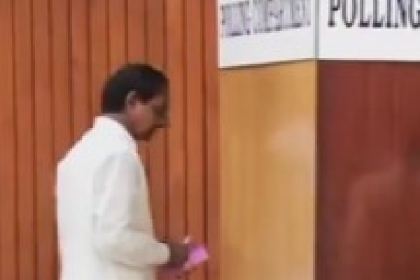 Hyd: CM KCR arrives from Warangal, casts vote in presidential elections 