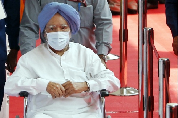 Prez Poll: Ailing ex-PM Manmohan Singh came on a wheelchair to cast vote