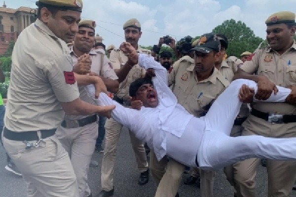 Congress MPs detained near Vijay Chowk