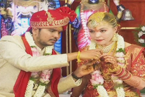 Telangana guy enters into wedlock with American girl in Hanamkonda 