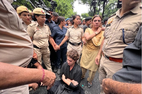 Cong's protest march to PM's residence foiled, Priyanka detained