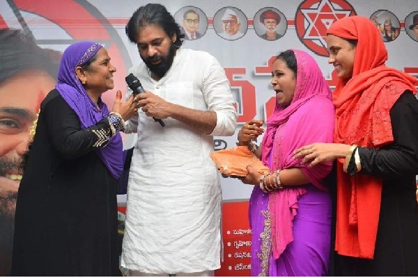 Pawan Kalyan accepts KTR's handloom challenge