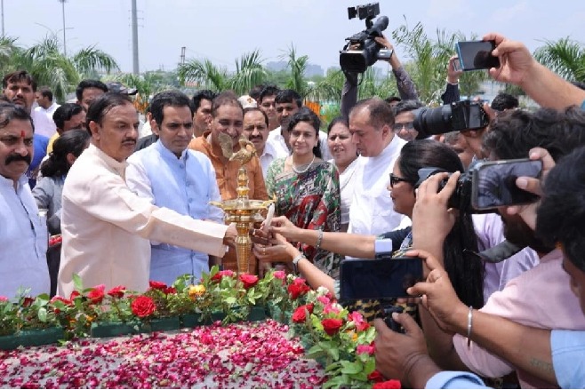 20 ft high Gandhi statue made from 1,000 kg waste unveiled in Noida