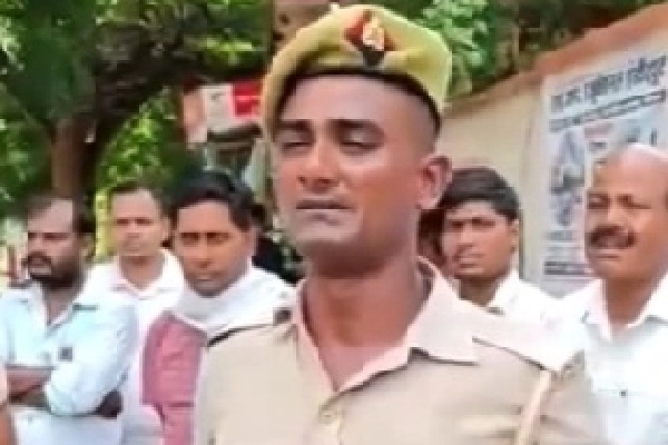 UP cop complains about poor food quality, video goes viral