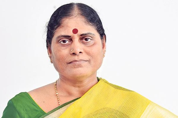 Narrow escape for Y.S. Vijayamma as car tyres burst