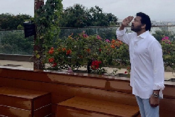 Chiranjeevi with mother hoists Tricolour