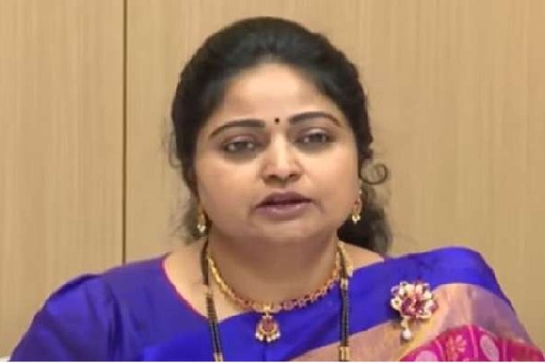 Actress Divyavani meets Eatala, expresses interest to join Telangana BJP