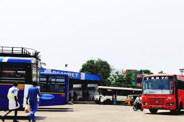 Warangal: Two students fight for girl at Narsampet bus stand, video goes viral