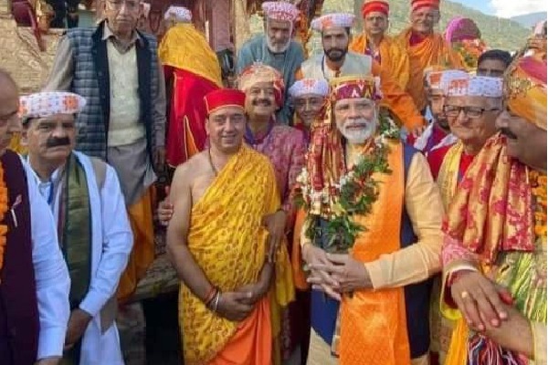 Modi becomes first PM to attend Kullu Dussehra