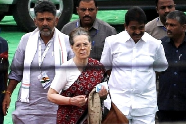 Sonia Gandhi joins Bharat Jodo Yatra in Karnataka