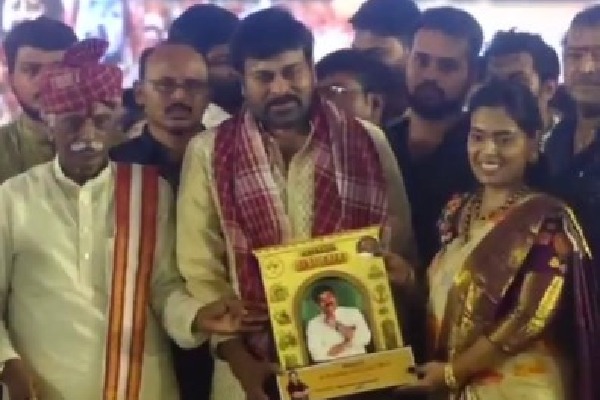 For first time, Chiranjeevi attends Alai Bhalai, beats drum