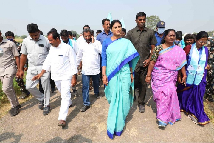 Sharmila's padyatra in Telagana crosses another milestone