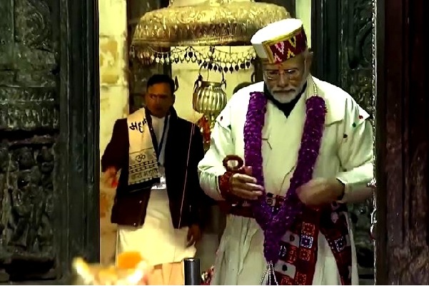 PM Narendra Modi offers prayers at Kedarnath temple