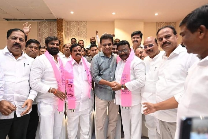 Jolt to BJP in Telangana as two leaders return to TRS