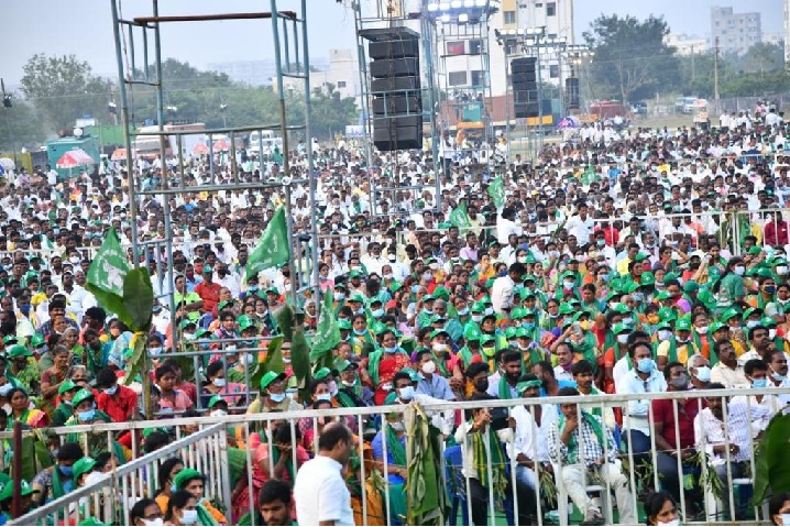 Amaravati farmers pause Padyatra over standoff with police