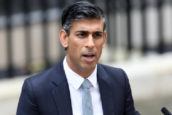 Rishi Sunak passes first Commons test, but only just