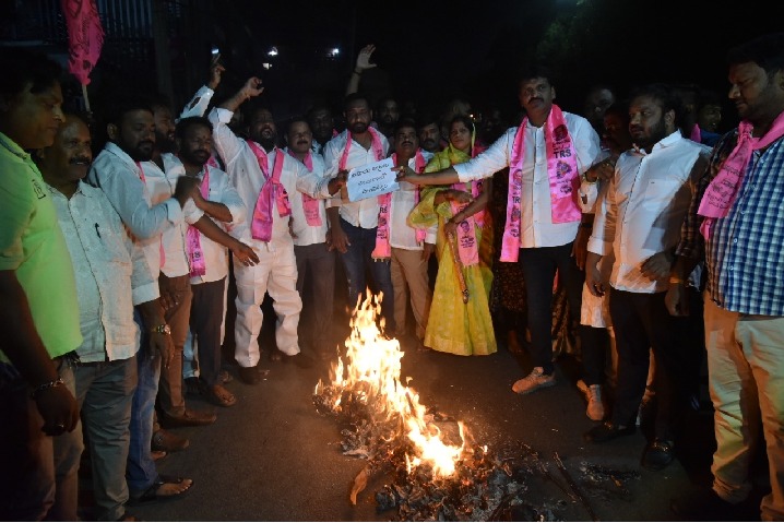 TRS stages protest over BJP's 'attempt to buy MLAs'