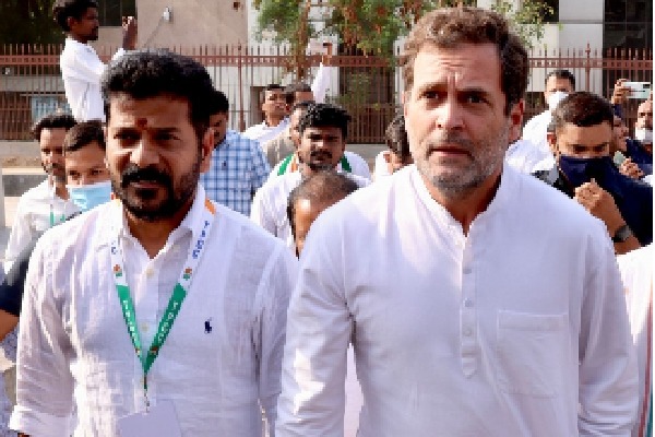 Rahul Gandhi resumes Bharat Jodo Yatra in Telangana