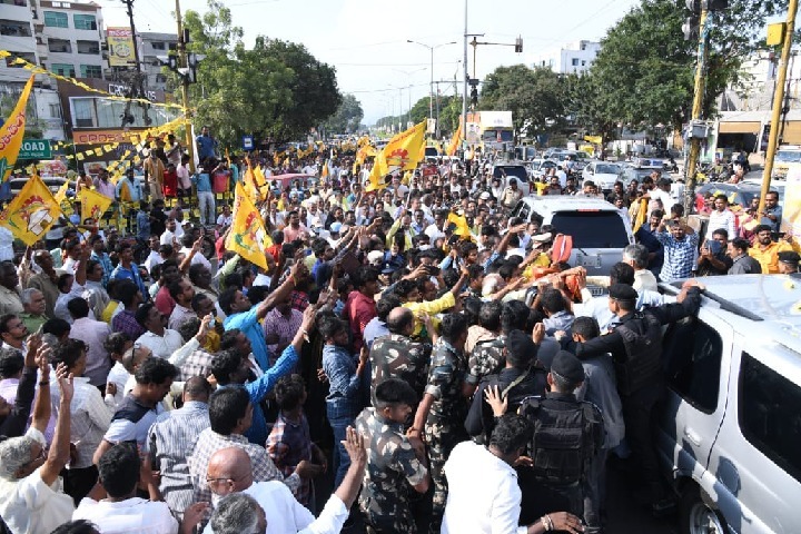 Miscreants pelt stones at Chandrababu Naidu's road show, security officer injured