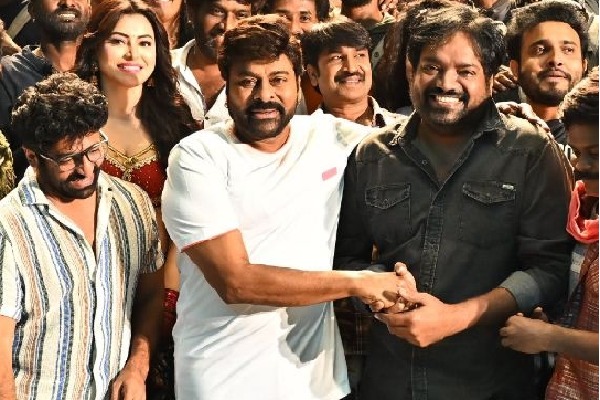 Chiranjeevi celebrates Meher Ramesh's b'day on 'Walter Veerayya' sets