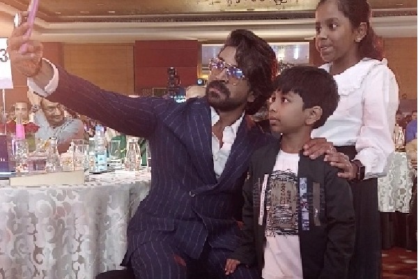 Ram Charan clicks selfies with children of Galwan martyr