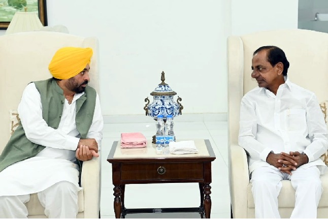 Punjab CM meets KCR, discusses national politics